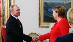 Merkel traži od Putina da smiri krizu s Ukrajinom