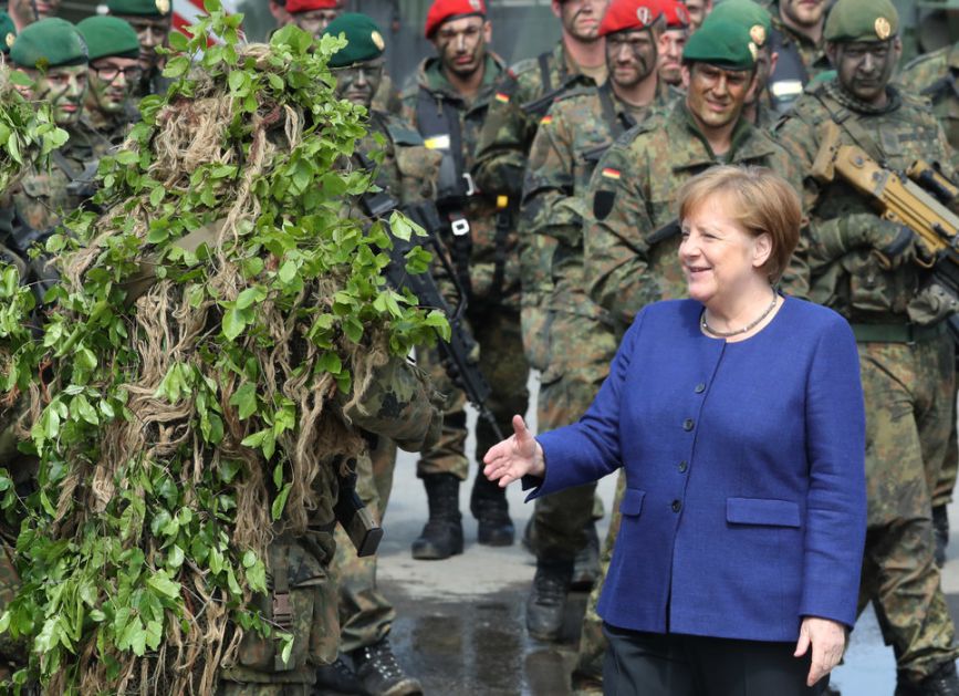 Merkel u poseti tenkovskoj brigadi najveće nemačke baze