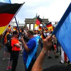 Merkelova mora da ode - Berlin na nogama, protesti protiv kancelarke 