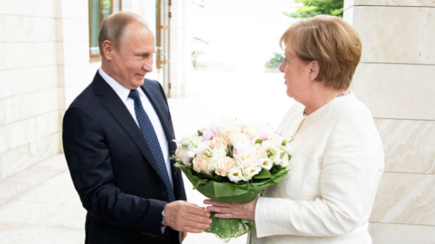 Merkelova stigla u Rusiju – Putin je dočekao cvećem