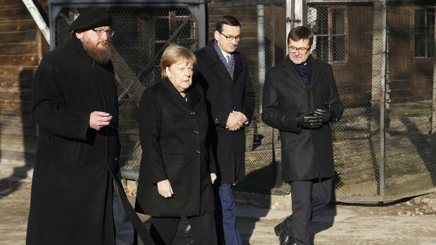 Merkelova u prvoj poseti Aušvicu: Sramota zbog varvarskih zločina