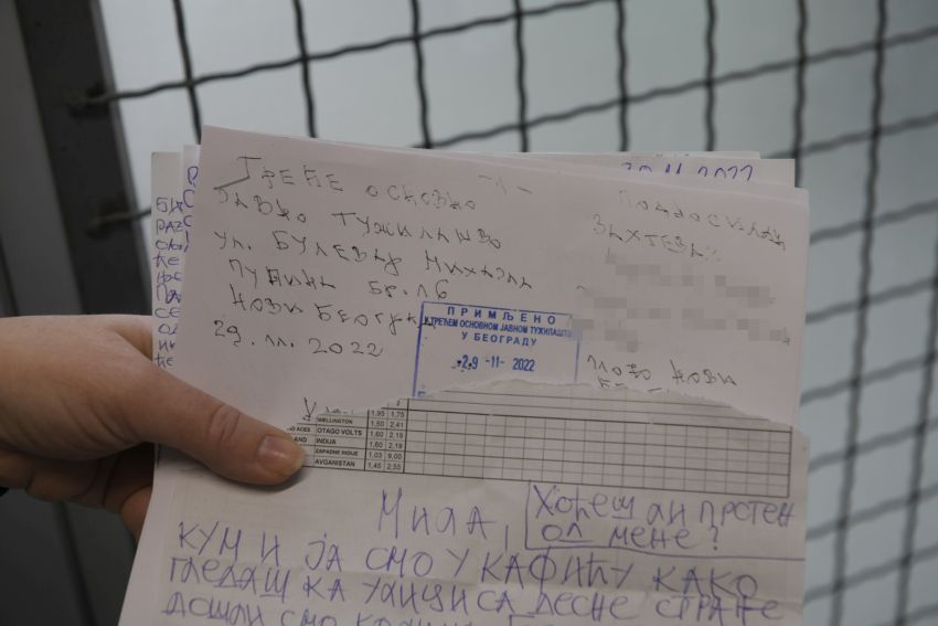 Mesecima je prati,šalje joj bolesna pisma i zvoni na vrata, beogradska policija „čeka da se nešto desi“!