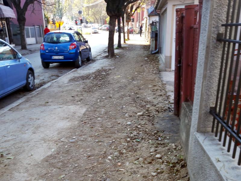 Mesecima raskopan trotoar u Božidarčevoj ulici u Nišu