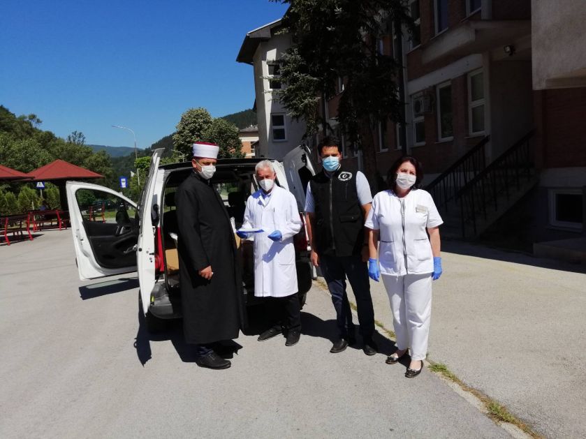Mešihat i CHR Hajrat uručili pomoć bolnici u Prijepolju