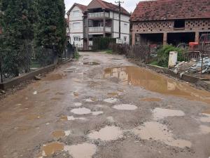 Meštani Gabrovca godinu dana prinuđeni da umesto asfalta gaze blato
