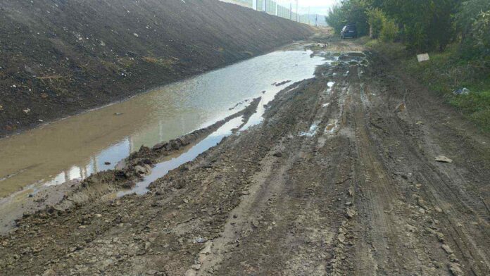 Meštani Pločničke u niškom naselju Deveti maj umesto hodanja po asfaltu „plivaju do svojih kuća“