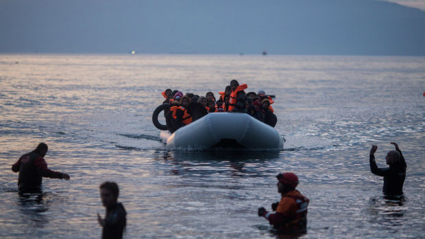 Meštani sa Lezbosa ne daju migrantima da izađu iz čamca