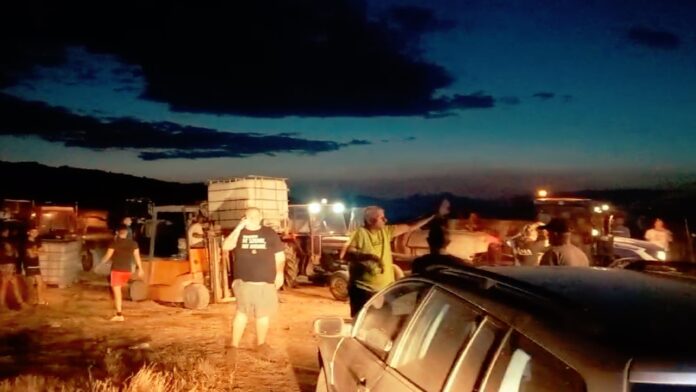 Meštani sa preko 50 traktora rame uz rame sa vatrogascima gase požar kod Đakusa