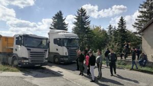 Meštani sela Lešje blokirali kamione Kruševac puta