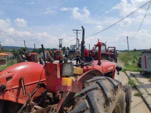 Meštani sela u okolini Bojnika blokirali put zbog poplavljenih njiva