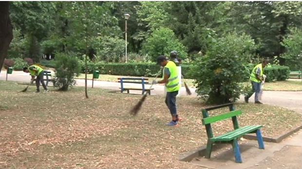 Migranti čistili gradski park u Vranju