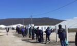 Migranti izlaze i ulaze kad hoće, kamp se proširuje na srpsku imovinu, njima i voda i struja, a našim povratnicima ništa: Srbi ogorčeni zbog dešavanja kod Bosanskog Petrovca