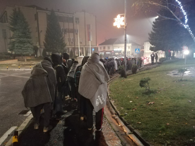 Migranti koji su izbačeni iz voza dolaze u Sjenicu