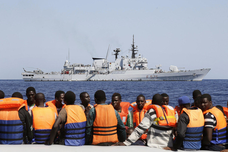 Migranti posle 40 dana na tankeru pristaju u Italiju