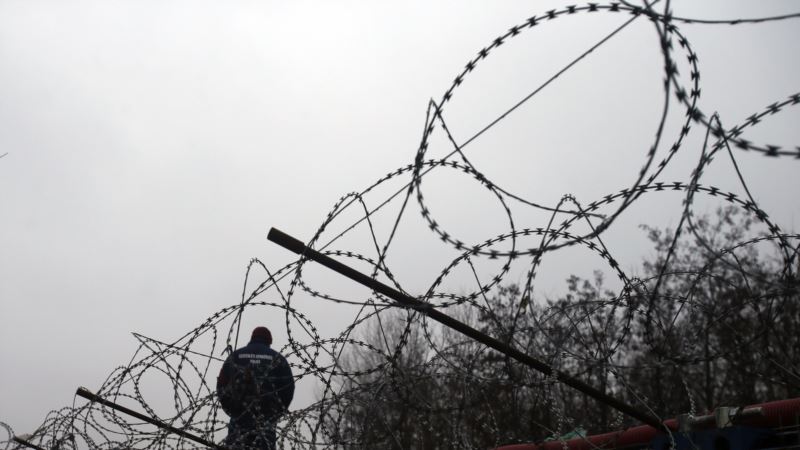 Migranti probili ogradu na granici, mađarski policajci pucali u vazduh