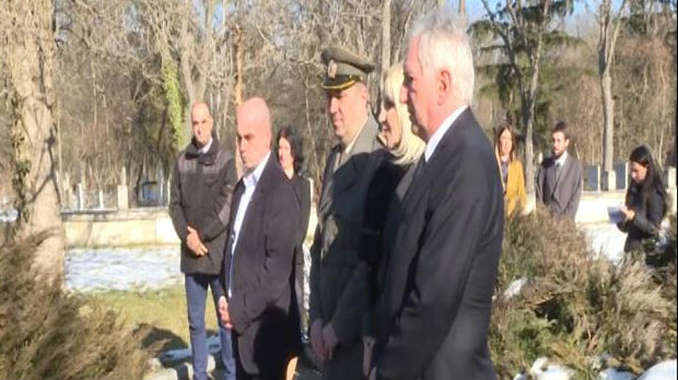 Mihajlovićeva položila venac na Srpskom vojničkom groblju