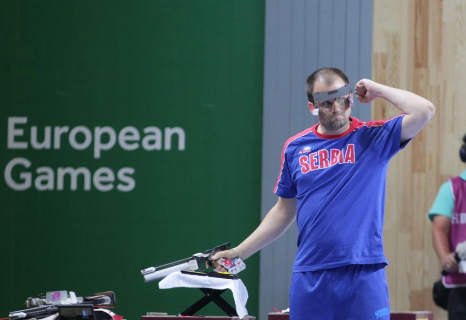 Mikec nosi zastavu Srbije na otvaranju Mediteranskih igara