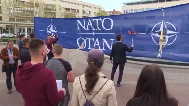 Milačić spalio zastavu NATO-a