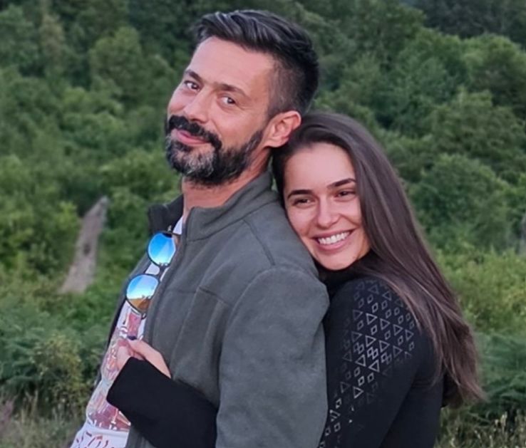 Milan Vasić izveo suprugu i sina iz porodilišta: Dobrodošao kući, sine... FOTO