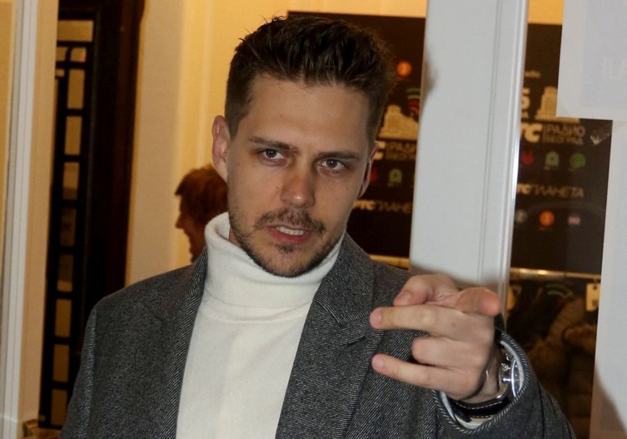 Miloš Biković u izdanju u kakvom ga do sada nismo videli: Otputovao bez žene, pa se previše opusio (FOTO)