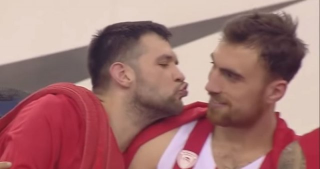 Milutinov jurio sudiju, Papanikolau ga smirio poljupcem VIDEO