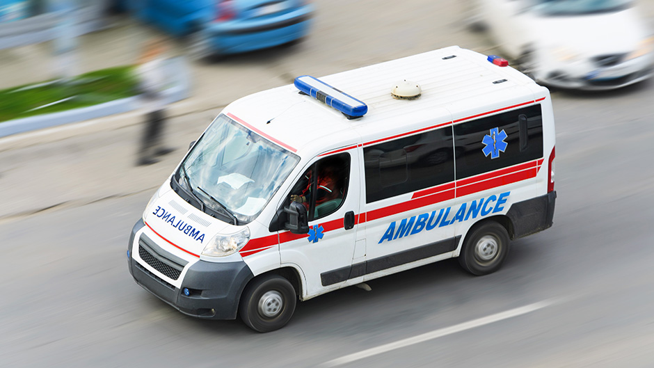 Minibus sleteo s puta nadomak Peći, 31 osoba povređena