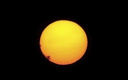 
					Minijaturno pomračenje Sunca: Malecki Merkur prešao preko ogromnog Sunčevog diska 
					
									