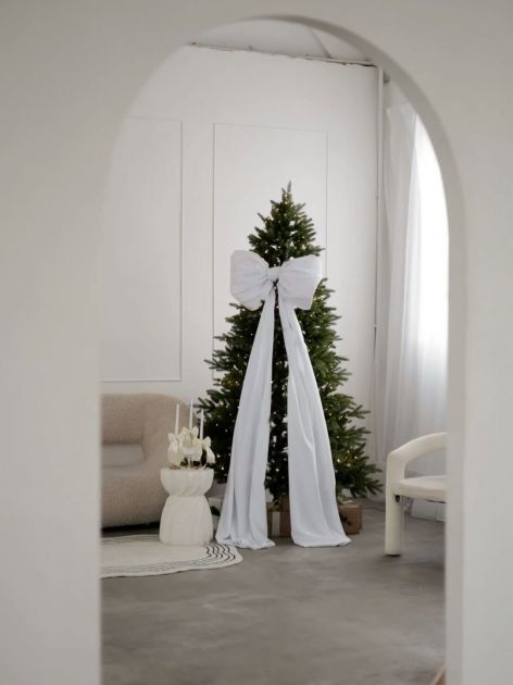 Minimalističke jelke sa mašnama su jedan od najlepših decor trendova ove zime