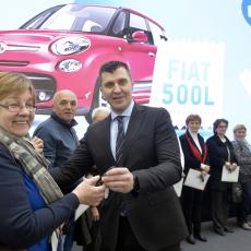 Ministar Đorđević uručio ključeve automobila dobitnicima igre Uzmi račun i pobedi