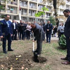 Ministar Mladen Šarčević posetio Studentski grad i simbolično zasadio prvo od 300 stabala