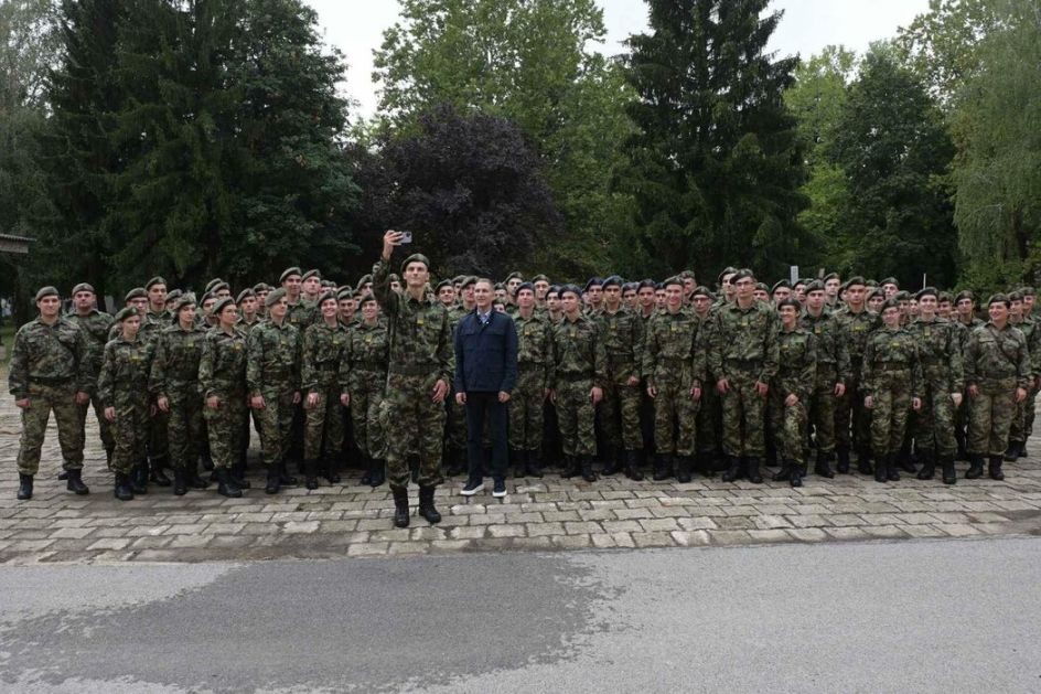 Ministar Stefanović obišao nove kadete Vojne akademije u Somboru