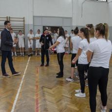Ministar Udovičić posetio opštinu Ub, družio se sa đacima i uručio im sportsku opremu i rekvizite