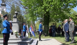 Ministar Vučević položio venac na spomenik borcu sa Košara Tiboru Cerni