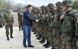 
					Ministar odbrane posetio jedinice na granici sa Makedonijom i u zoni bezbednosti 
					
									