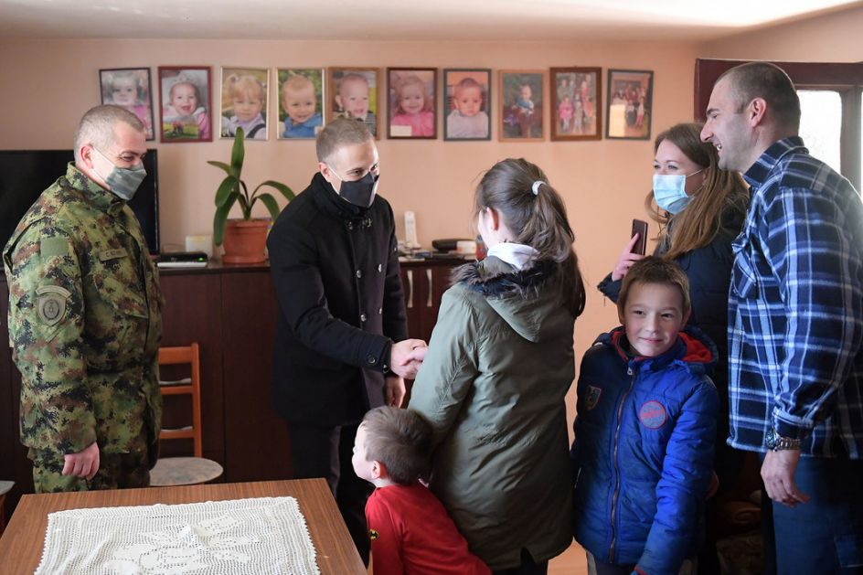 Ministar odbrane posetio osmočlanu porodicu starijeg vodnika Vojske Srbije