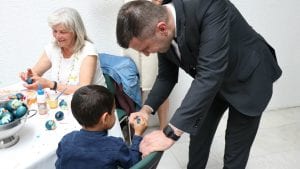 Ministar farbao uskršnja jaja sa decom u Zvečanskoj