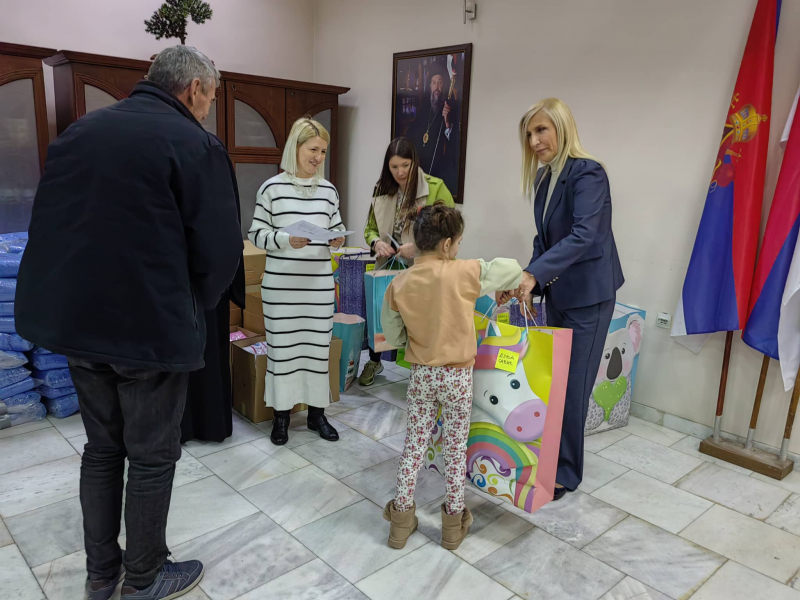 Ministarka Popović uručila pakete deci i posteljine ZC Vranje