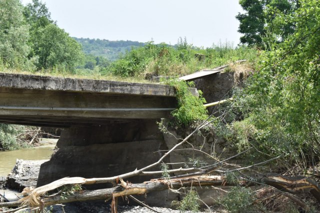 Ministarka Vujović obišla Aleksandrovac; Država pomaže opštinama koje su pogođene poplavama