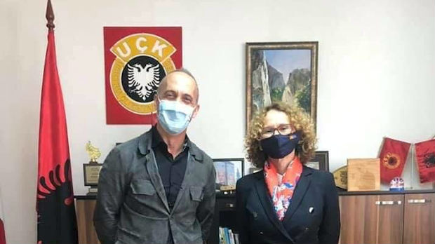 Ministarka odbrane Severne Makedonije se slikala ispred simbola tzv. OVK, reagovao Vulin