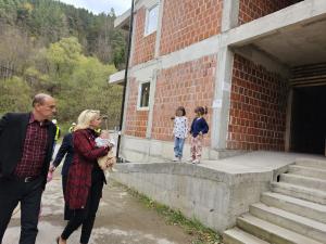 Ministarka pred početak kampanje u Crnoj Travi obećala završetak izgradnje stanova za parove sa decom