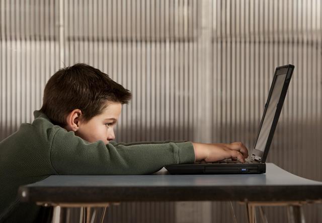 Ministarstvo raspisalo tender za kontakt centar za bezbednost dece na internetu