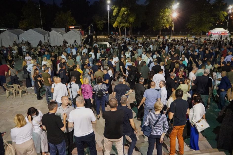Ministri u Vladi i predstavnici SNS ispred Skupštine sa pristalicama i građanima