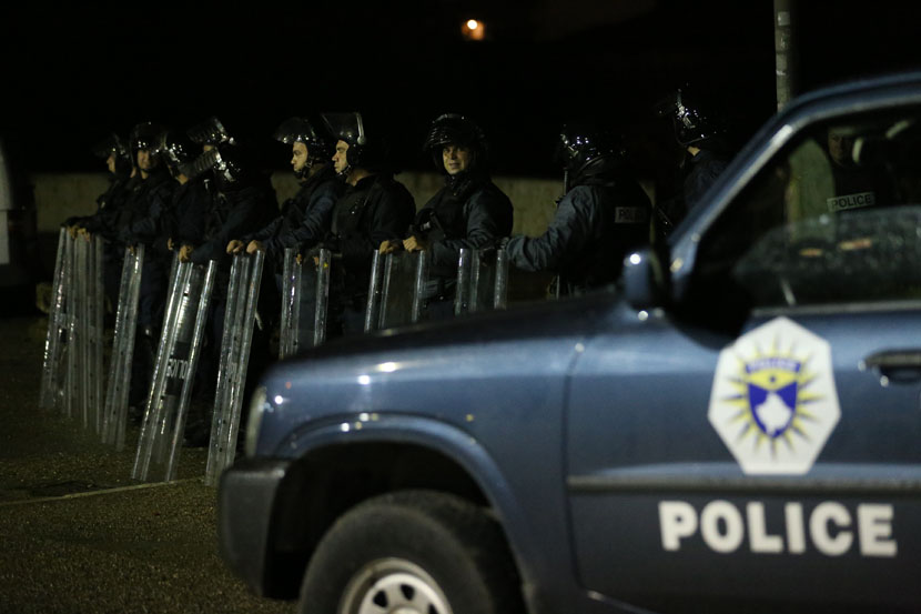 Mirna noć u Kosovskoj Mitrovici mirna: Srbi se povukli, policija patrolirala