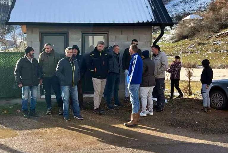 Mirni protest mještana Baćice: Lokalna vlast u Tutinu ostavila djecu bez prevoza, roditelji digli glas