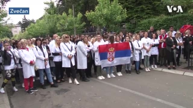 Mirni protesti građana ispred opština u Zvečanu i Zubinom Potoku