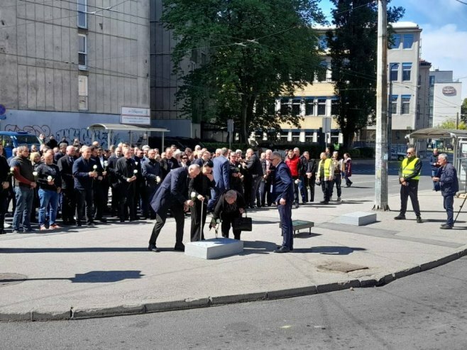 Mirnom šetnjom i parastosom obeležena godišnjica zločina u Dobrovoljačkoj ulici