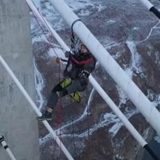 Mislite da je vaš posao težak? Pogledajte kako je alpinisti koji čisti led sa visokog mosta (VIDEO)
