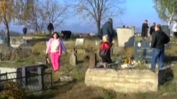 Mitrovske zadušnice na Kosmetu – groblje u Prištini zapušteno, bez policijske pratnje u Đakovici