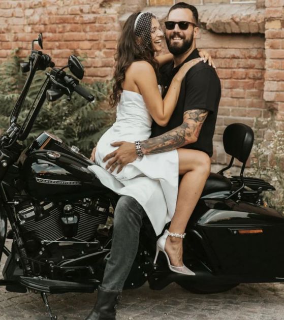 Mlada i mladoženja na motoru, a tek venčanica… Pogledajte ekskluzivne fotografije sa venčanja Miroslava Raduljice