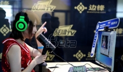 Mladi Kinezi  unose naloge za igrice u testament